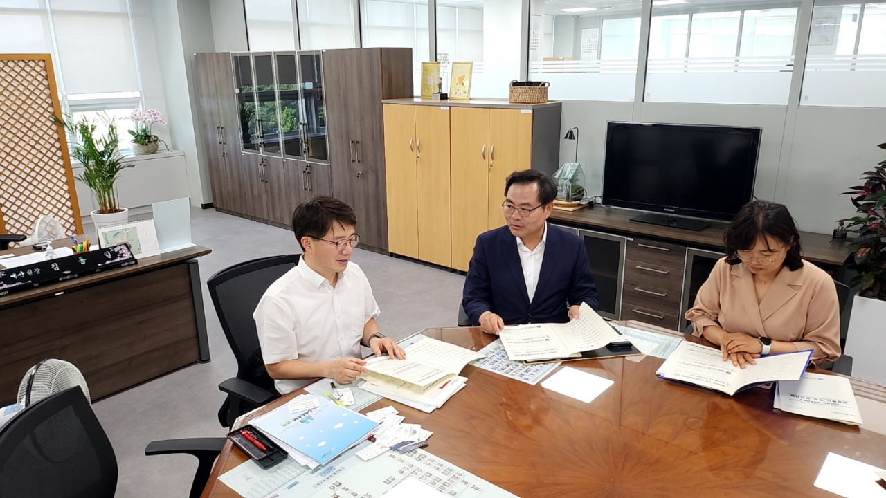 경북도 김학홍 경북도 행정부지사와 윤희란 예산담당관이 3일 기획재정부 예산실을 찾아 김동일 실장에게 경북도의 내년도 주요 국가투자예산 건의사업의 정부예산 반영을 요청하고 있다.[경북도 제공]