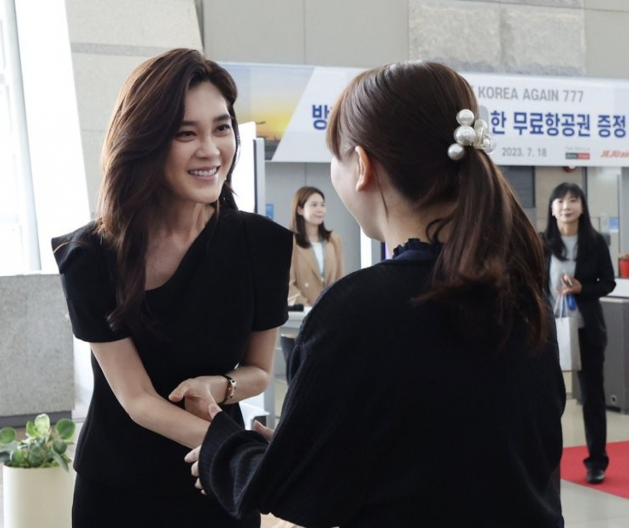 이부진 호텔신라 사장(한국방문의해위원장)이 지난달 18일 오전 인천 중구 인천국제공항 제1터미널에서 열린 재방한 활성화 프로모션 ‘VKA(Visit Korea Again) 777’ 기념행사에 참석해 무료 항공권을 증정 받은 일본인 승객에게 축하인사를 하고 있다. [연합]