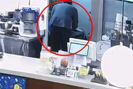점장의 음료에 락스를 섞는 직원이 모습이 담긴 CCTV 장면. [MBC]