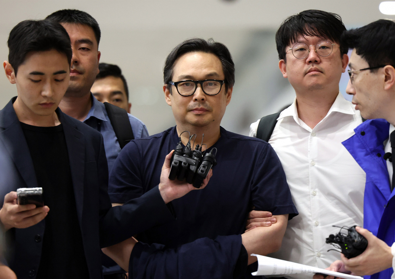 유병언 전 세모그룹 회장의 차남 유혁기 씨가 세월호 참사 발생 9년 만에 4일 오전 인천국제공항을 통해 입국, 인천지검으로 압송되고 있다. [연합]