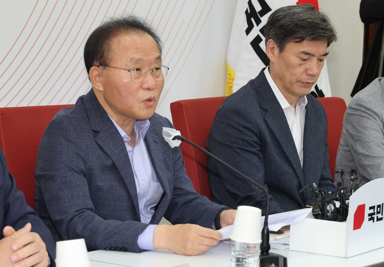윤재옥 국민의힘 원내대표가 4일 잼버리 안전관리 대책 긴급회의를 하고 있다. 오른쪽은 박구연 국무조정실 1차장. [연합]