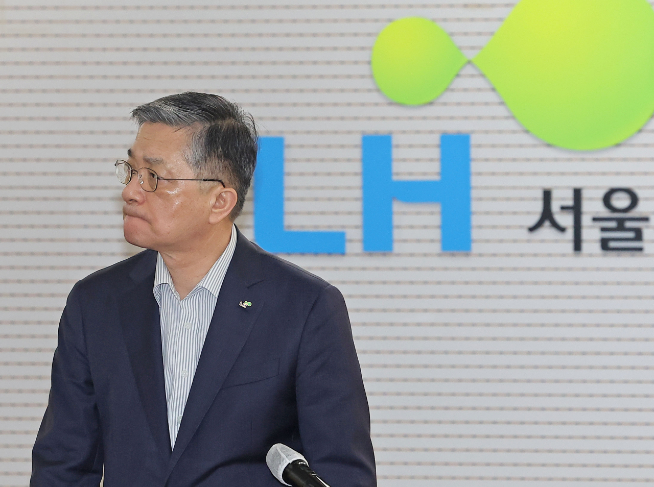 이한준 한국토지주택공사(LH) 사장이 2일 오후 서울 강남구 LH 서울지역본부에서 열린 사장 주재 회의에 어두운 표정을 지은 채 참석하고 있다. [연합]