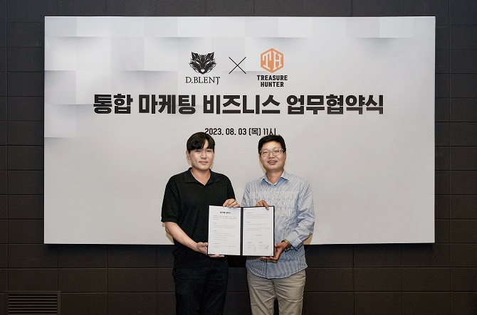 〈사진 설명 : 디블렌트 홍성은 대표(좌)와 ㈜트레져헌터 송재룡 대표(우)가 3일 디블렌트 사옥에서 통합 마케팅 비즈니스 강화를 위한 업무 협약을 체결했다.〉