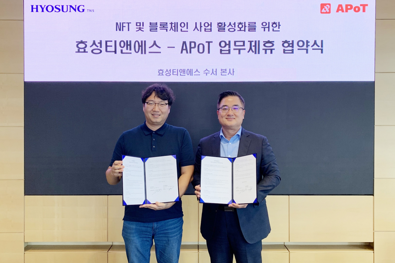 김건오(오른쪽) 효성티앤에스 상무와 하상윤 에이팟 플랫폼스 대표가 협약식을 마치고 기념사진을 찍고 있다. [효성 제공]