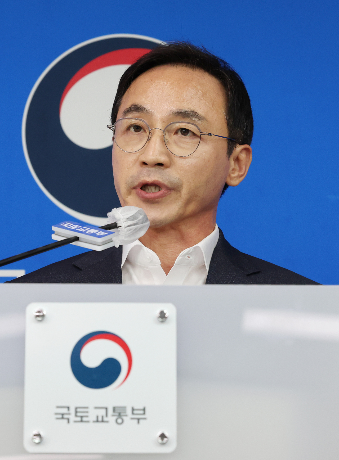 김오진 국토교통부 1차관이 3일 오후 세종시 정부세종청사에서 민간아파트 무량판 구조 조사계획과 관련해 브리핑하고 있다. [연합]