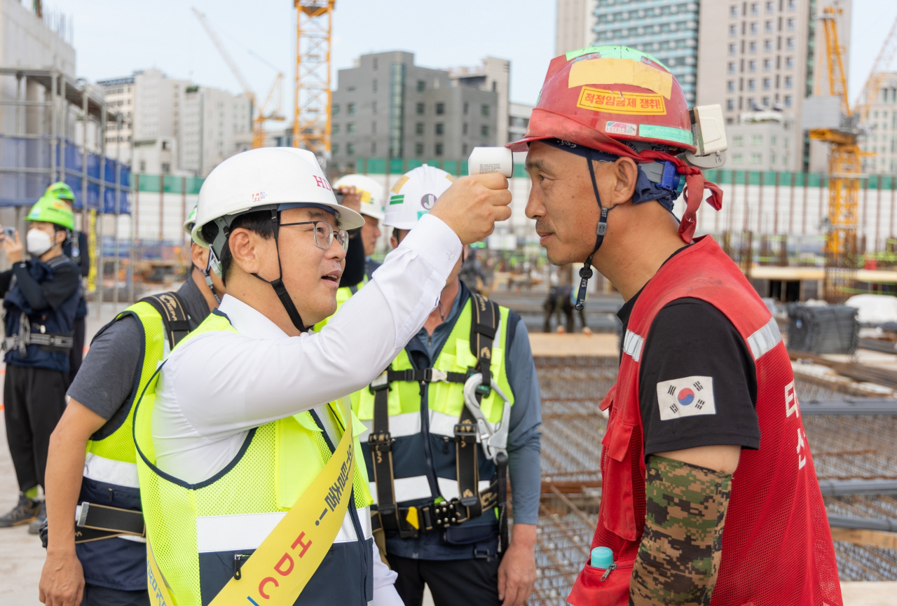 4일, HDC현대산업개발 김회언 대표이사는 이문아이파크자이 현장을 방문해 폭염으로 인한 안전사고 예방을 위한 시설물 특별점검을 진행하고 근로자들에게 얼음물과 쿨토시를 지급하며 온열질환 예방을 강조했다.