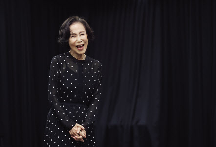 배우 손숙이 1일 서울 서초구 양재동의 한 연습실에서 열린 손숙 연극인생 60년 ‘토카타’ 연습실 공개 및 기자간담회에서 주요 장면을 연기하고 있다. [연합]