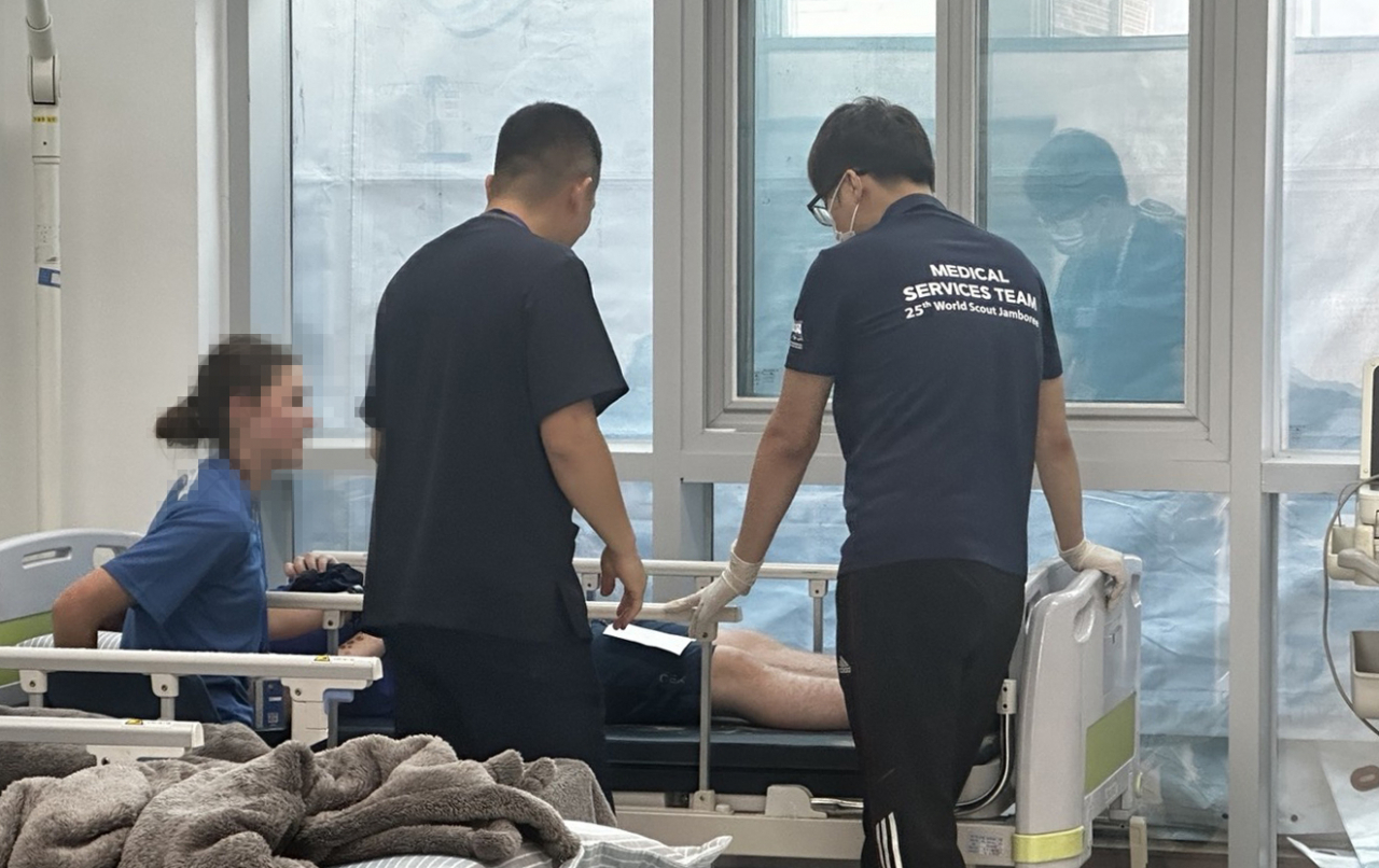 대한간호협회가 지난 1일 개막해 12일까지 전북 부안군 새만금 일대에서 열리는 세계잼버리대회에 중앙간호봉사단 단원 20명을 파견했다고 4일 밝혔다. 사진은 세계잼버리대회서 의료봉사하는 대한간호협회 중앙간호봉사단 모습. [연합뉴스]