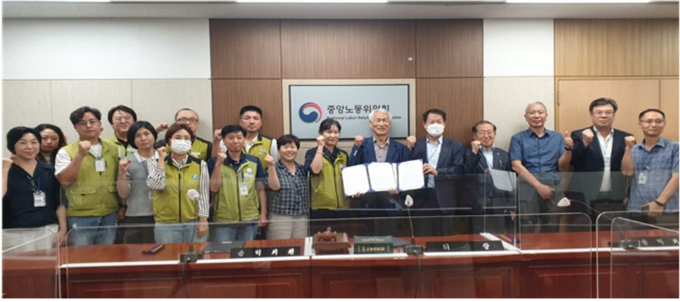 경기도의료원 등 26개 지방의료원 노사가 사후조정회의를 통해 4일 새벽 5시 40분 경 23년 임단협을 타결하고, 노사대표인 이선희 보건의료노조 부위원장, 정을용 경기도의료원장 등 노사관계자와 중노위 신철영, 이인석, 문강분 공익위원이 기념사진을 촬영하고 있다. [중앙노동위원회 제공]