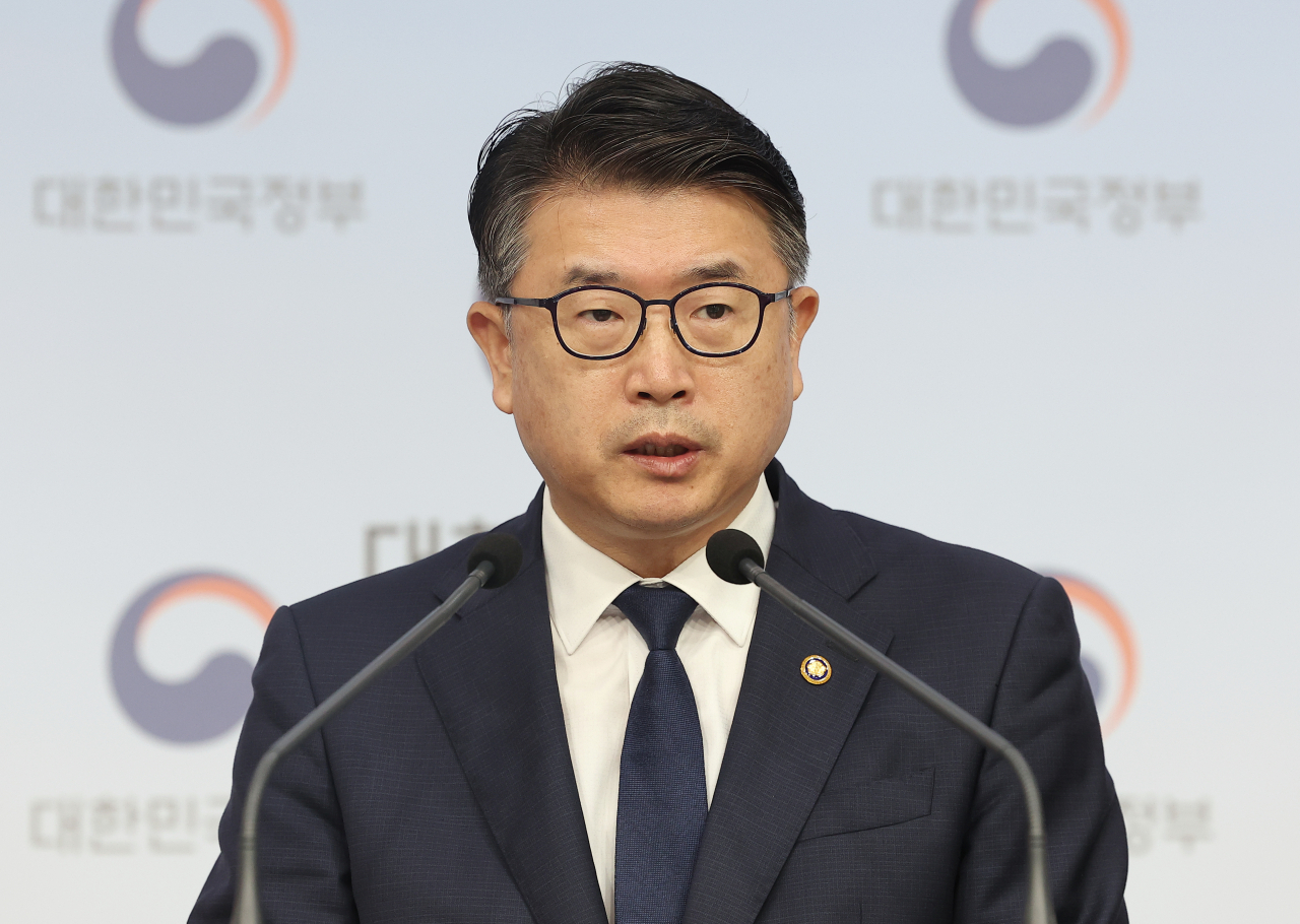 Vice Education Minister Jang Sang-yoon speaks during a press briefing in Seoul, Friday. (Yonhap)