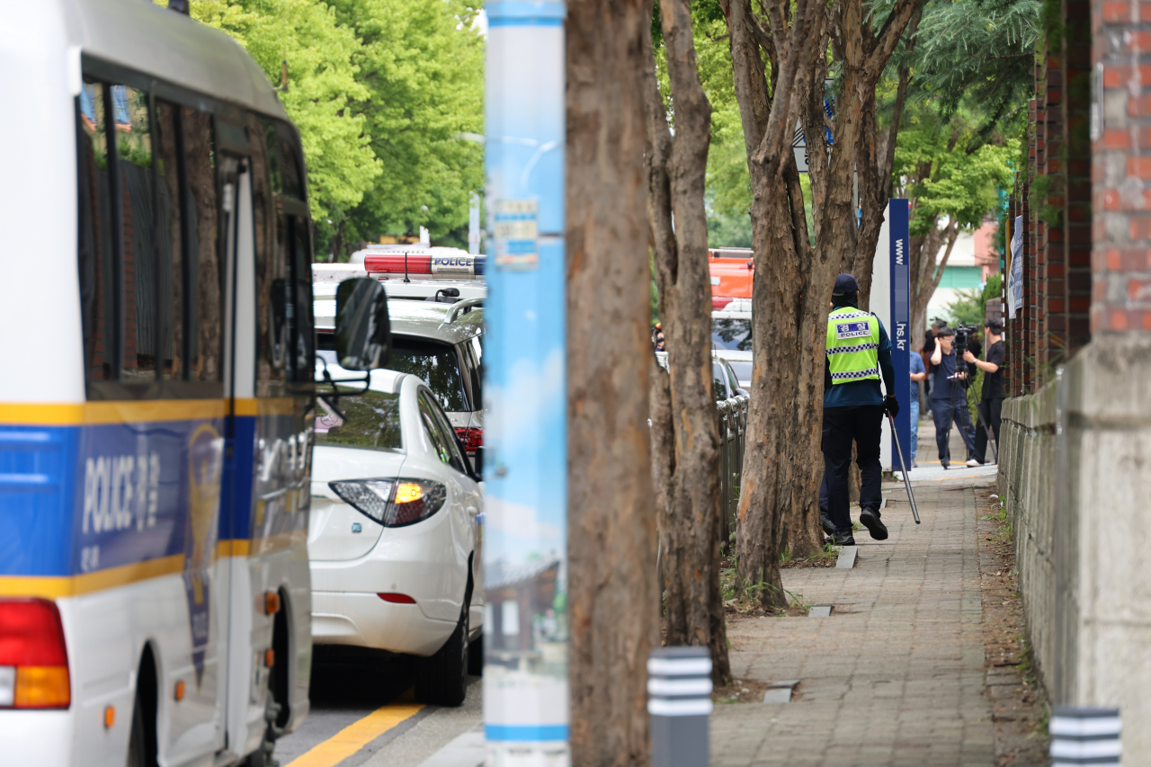 4일 오전 10시 3분께 대전 대덕구 한 고등학교에서 20&sim;30대로 추정되는 남성이 40대 교사를 흉기로 찌르고 도주하는 사건이 발생했다. 사진은 해당 고등학교에 경찰차가 출동해있는 모습. [연합]