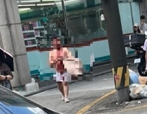 강북구청 인근 골목에서 피투성이 남성이 나타난 모습[온라인 커뮤니티]