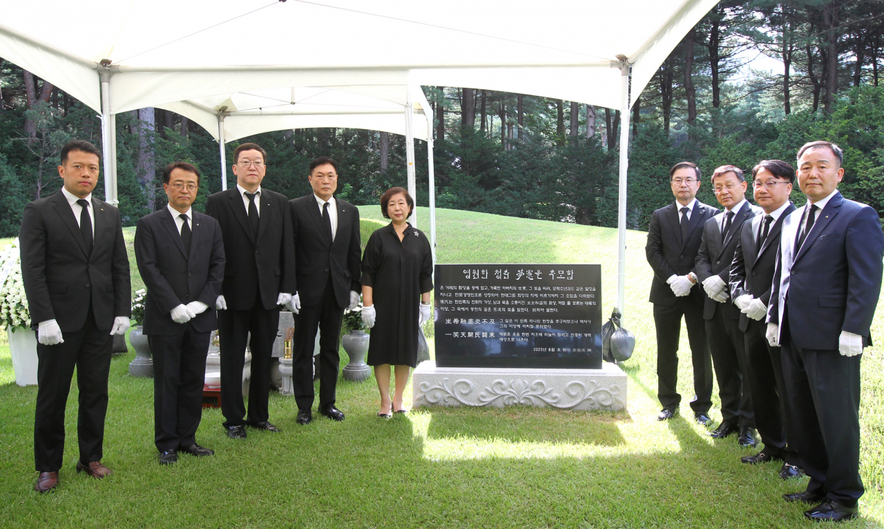 고 정몽헌 회장 20주기 참배행사에서 추모비 제막 후 현정은 회장(왼쪽 다섯번째)이 계열사 대표이사와 기념촬영을 하고 있다. [현대그룹 제공]
