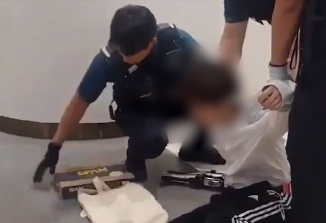 강남 고속터미널에서 흉기를 가지고 배회하다 붙잡힌 20대[온라인커뮤니티]