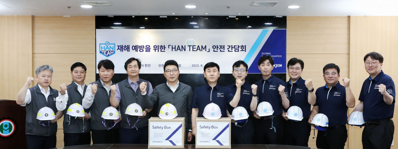 노삼석(왼쪽 여섯번째) 한진 대표이사 사장이 주요 관계자들과 사업장에서 안전 간담회를 진행했다. [한진 제공]