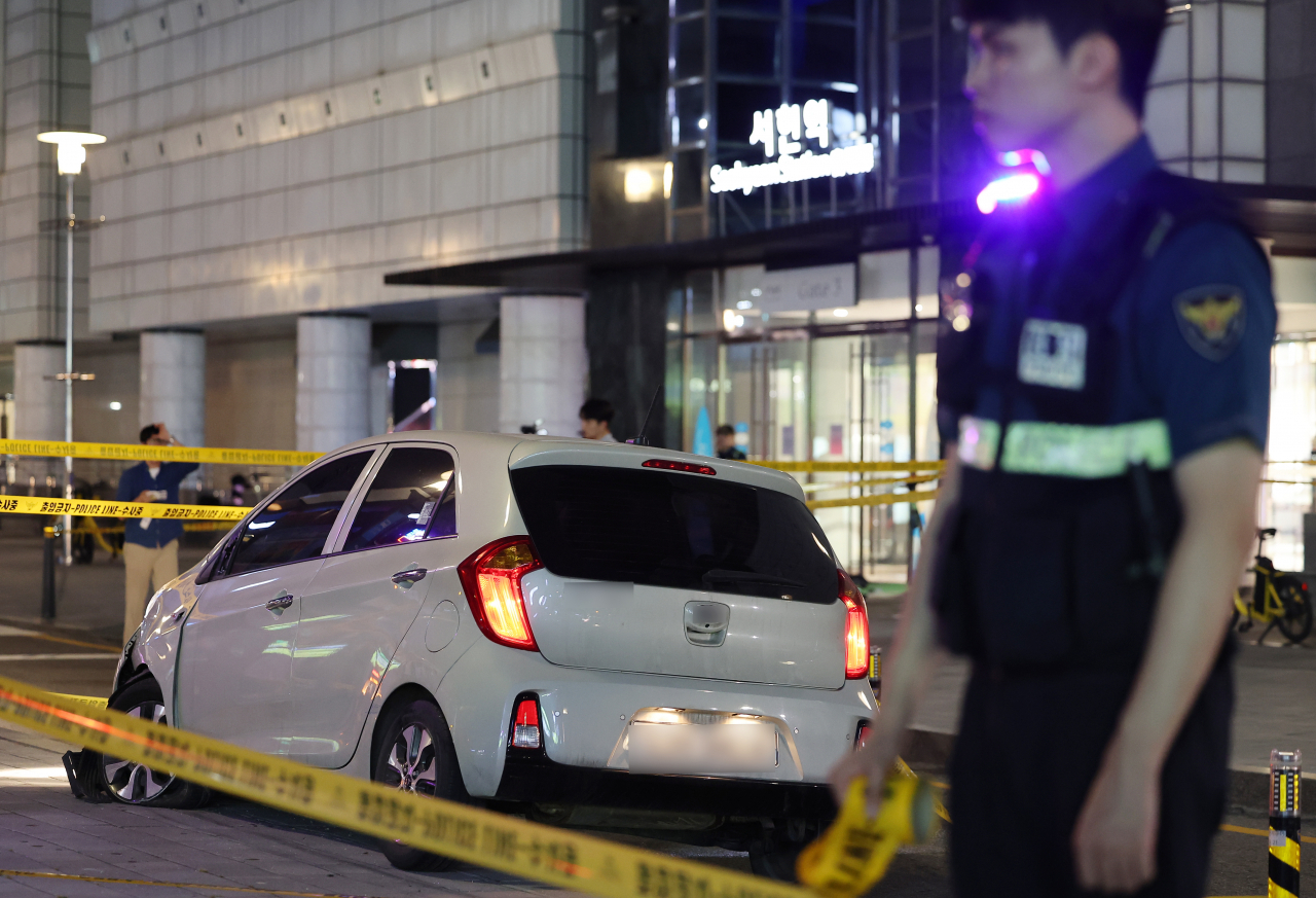 3일 오후 경기 성남시 분당구 서현역 인근 백화점에서 발생한 묻지마 흉기 난동 사건에 앞서 용의자가 경차를 몰고 인도로 돌진해 보행자들을 들이받는 사고를 내 4명이 부상한 것으로 확인됐다. 사진은 용의자가 이용한 차량. [연합]