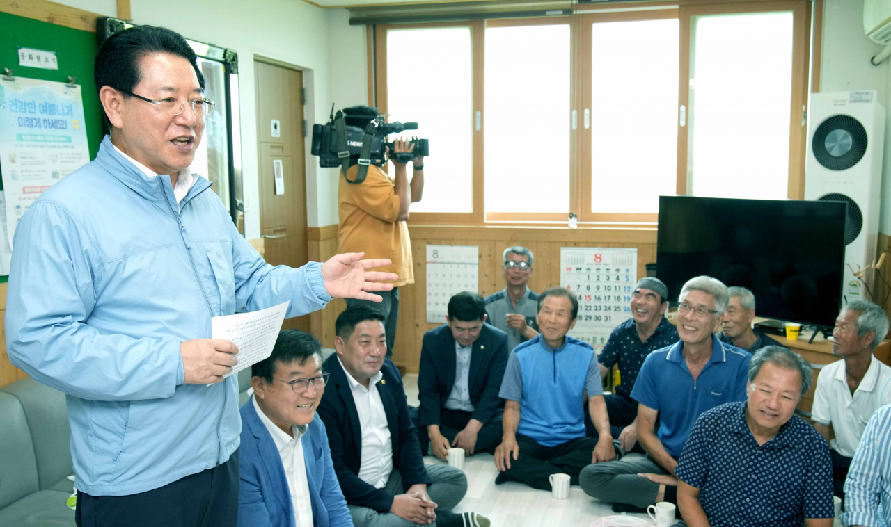 김영록지사가 영암읍의 경로당을 찾아 폭염에 대비해 외출을 삼가 할것을 당부했다