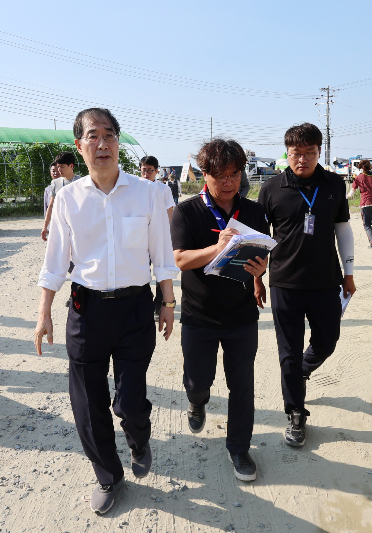 한덕수 국무총리가 4일 오후 전북 부안군에서 열리고 있는 2023 새만금 세계스카우트잼버리 대회장을 방문, 폭염 대응 상황 및 편의시설 등을 점검하기 위해 이동하고 있다. [연합]