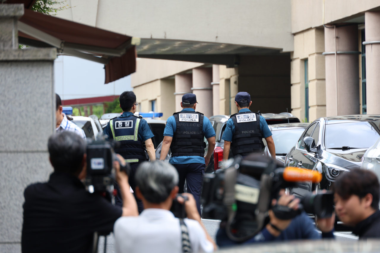 4일 오전 10시 3분께 대전 대덕구 한 고등학교에서 20&sim;30대로 추정되는 남성이 40대 교사를 흉기로 찌르고 도주하는 사건이 발생했다. 사진은 해당 고등학교에 경찰과 기자들이 몰려있는 모습. [연합]