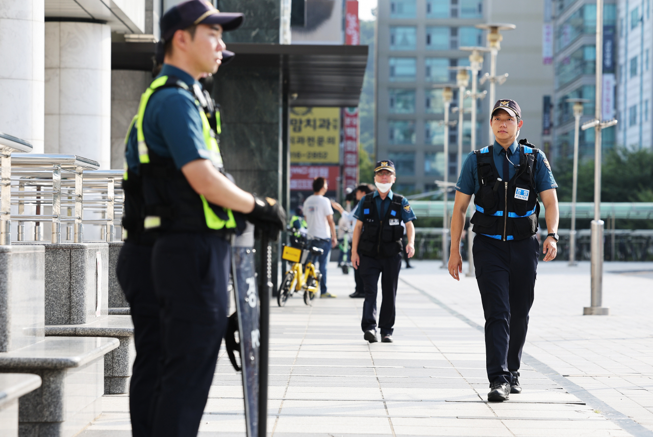 4일 오전 경기도 성남시 분당구 서현역 주변에 경찰이 배치돼 있다. 지난 3일 경기도 성남시 분당구 서현역과 연결된 백화점에서 시민들을 대상으로 한 '묻지마 흉기 난동' 사건이 발생해 시민 14명이 다쳤다. [연합]