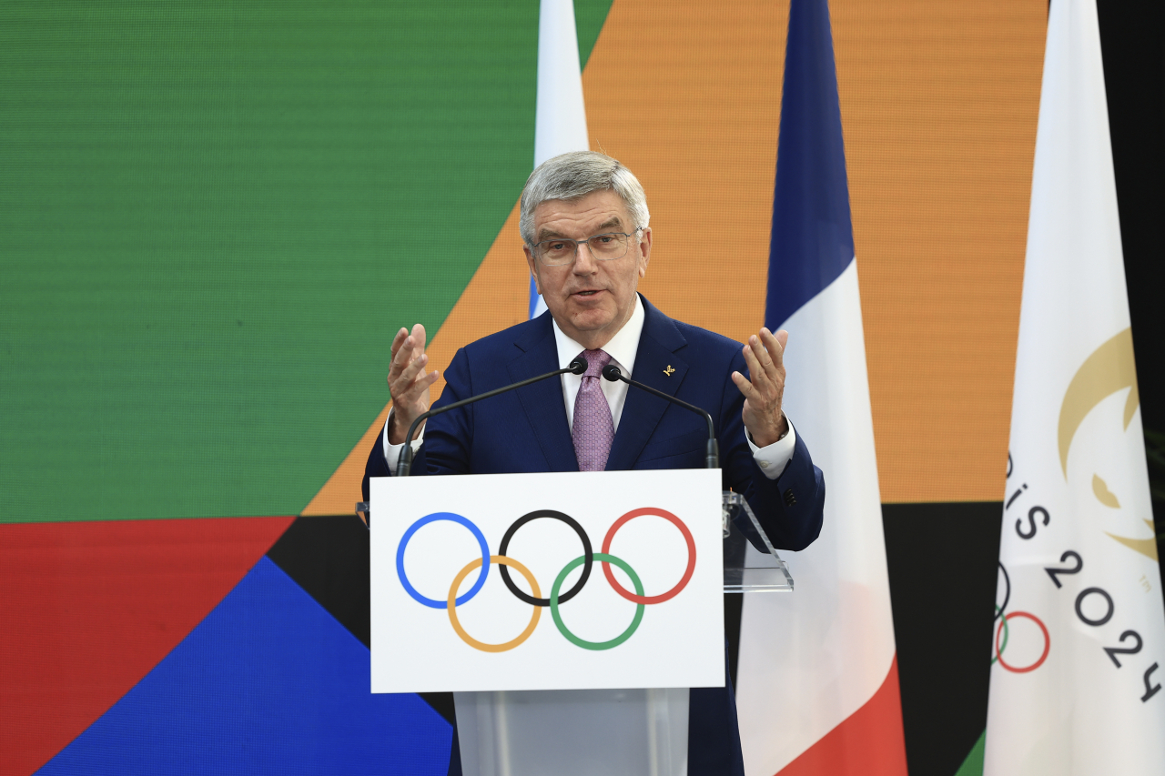 토마스 바흐 국제올림픽위원회(IOC) 위원장이 2024 파리 하계 올림픽 개막을 1년 앞둔 26일(현지시간) 파리 외곽 생드니에 있는 파리올림픽 조직위원회 본부에서 열린 올림픽 공식 초청장 발송 행사에 참석해 연설하고 있다. 바흐 위원장은 이날 갈등과 분열, 전쟁이 늘어나는 현 상황에서 올림픽 대회가 가진 통합의 힘이 필요하다고 말했다. [연합]