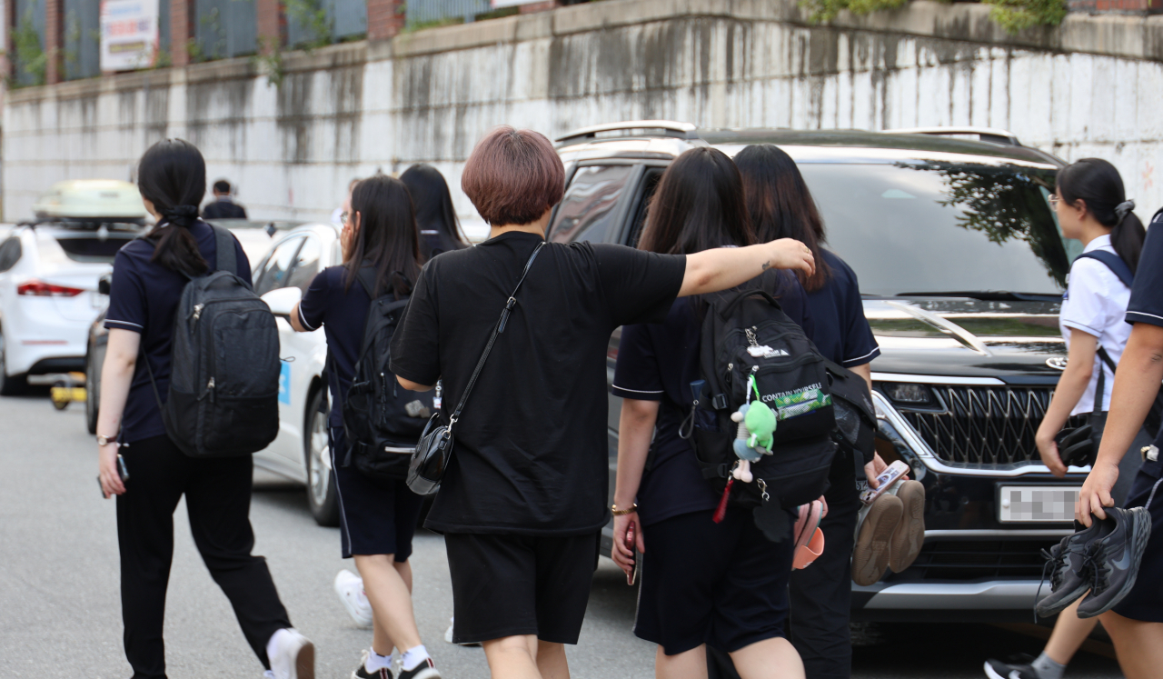 4일 오후 2시께 대전 대덕구 교사 피습 사건이 발생한 한 고등학교에서 일찍 하교하게 된 자녀를 한 학부모가 걱정스러운 마음에 마중 나와 있다. 이날 오전 10시 3분께 이 학교에 '졸업생'이라고 말하고 출입한 외부인이 40대 교사를 흉기로 찌르고 도주한 사건이 발생했다. 피해 교사는 병원으로 옮겨져 수술을 받고 있고, 용의자는 이날 낮 12시 20분께 중구 태평동 한 거리에서 검거됐다. [연합]