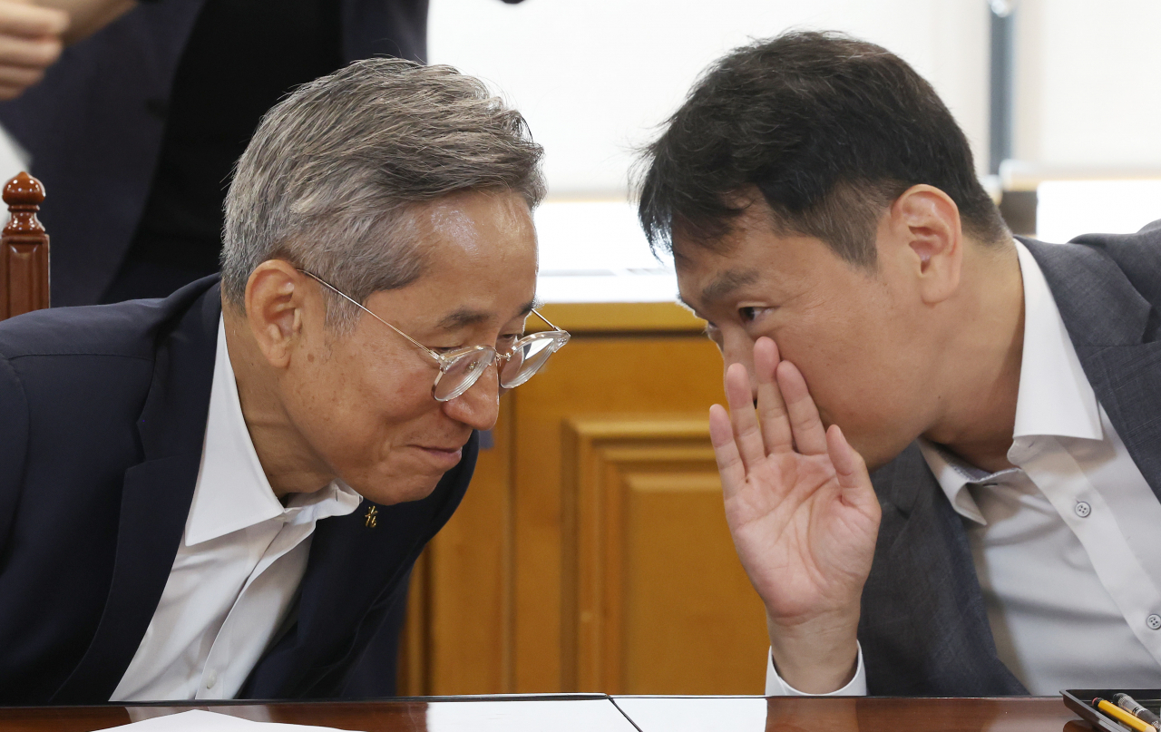 지난 7월 5일 은행회관에서 열린 금융위원회-금융감독원-은행 지주회장 간담회에서 이복현 금감원장(오른쪽)이 윤종규 KB금융지주 회장과 대화를 하던 모습. [연합]