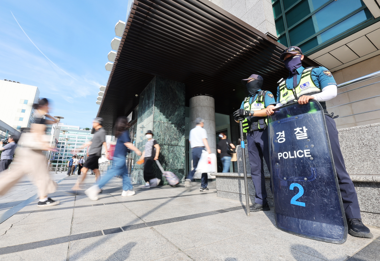 지난 3일 경기도 성남시 분당구 서현역과 연결된 백화점에서 시민을 대상으로 한 '묻지 마 흉기 난동' 사건이 발생해 시민 14명이 다친 가운데 4일 오전 서현역 주변에 경찰이 배치돼 있다. [연합]