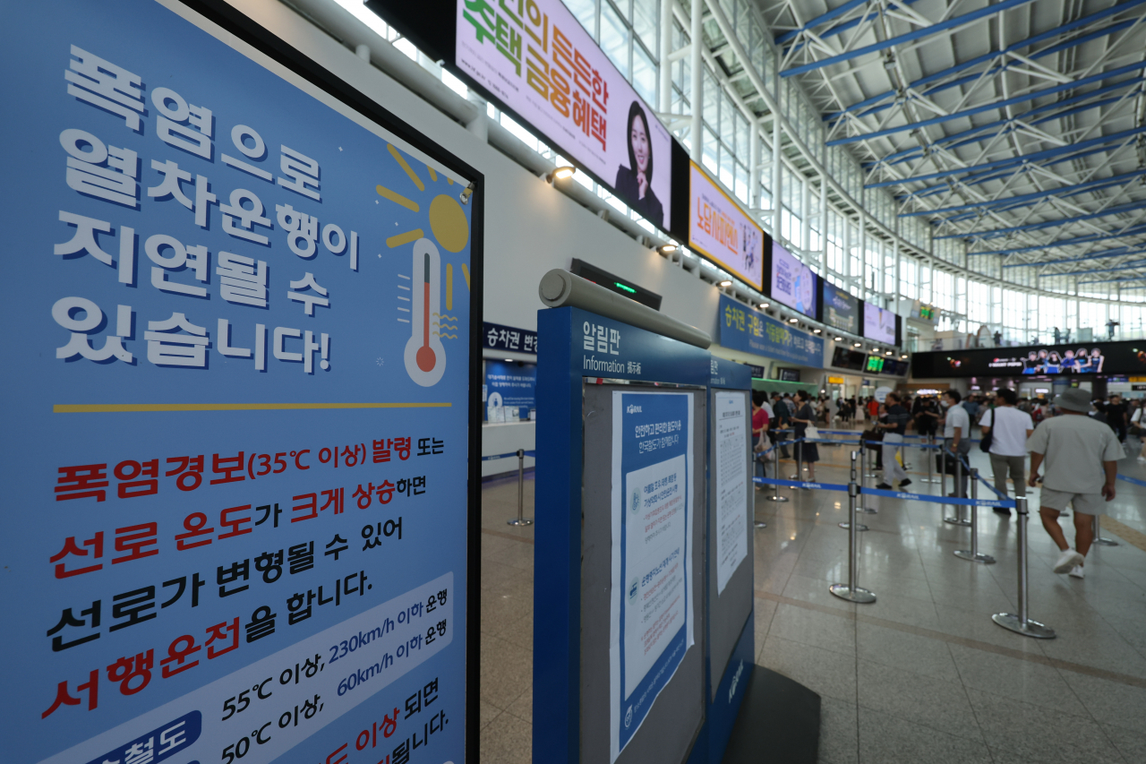 폭염경보가 지속되고 있는 가운데 지난 4일 서울역에 폭염으로 인한 열차운행 지연 가능성 예고 안내문이 놓여 있다. [연합]