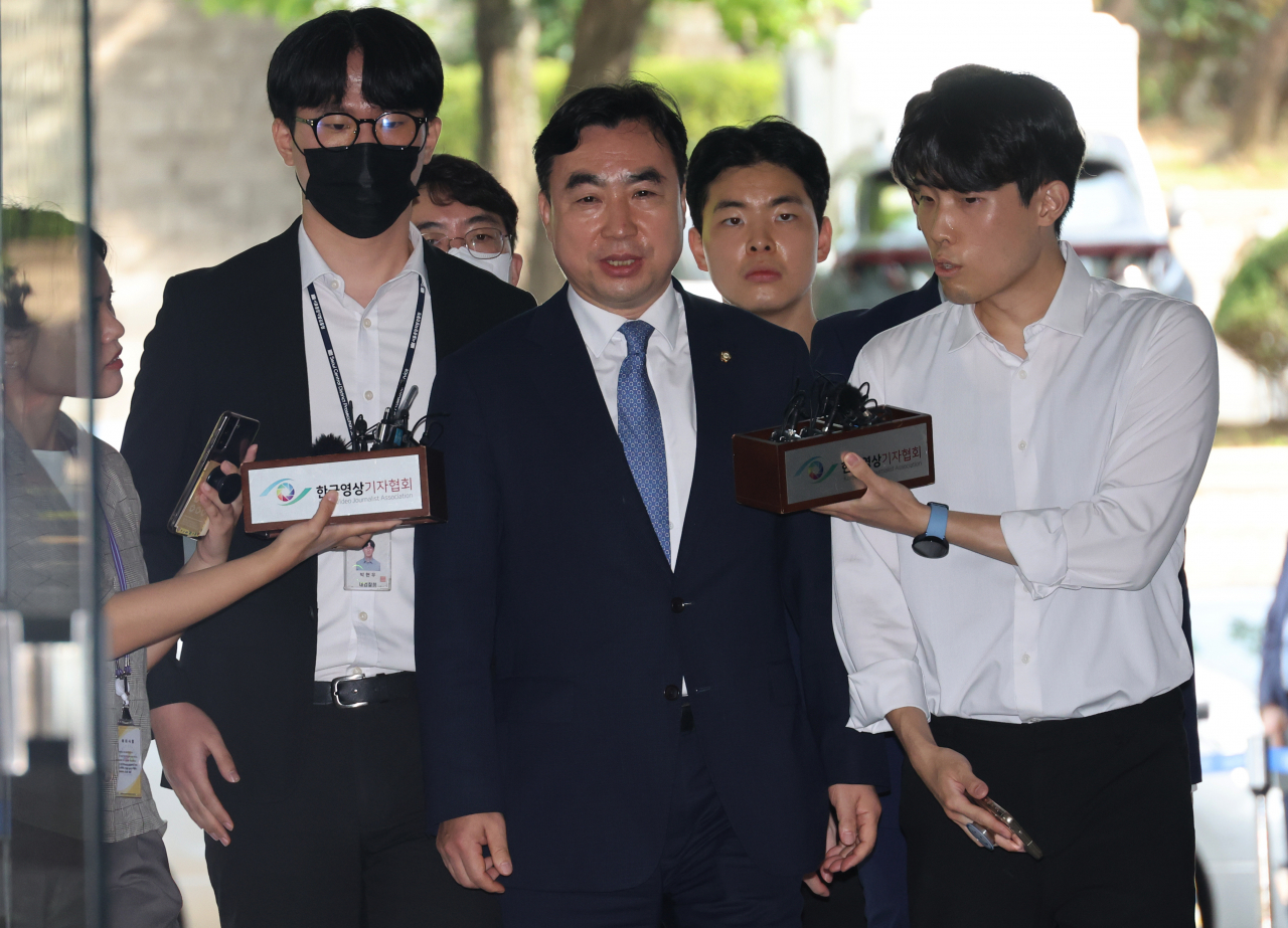 2021년 더불어민주당 전당대회 돈봉투 의혹 사건의 핵심 인물로 지목된 윤관석 무소속 의원(가운데 푸른색 넥타이)이 지난달 4일 영장심사를 받기 위해 서울 서초구 서울중앙지법으로 출석하는 모습. [연합]