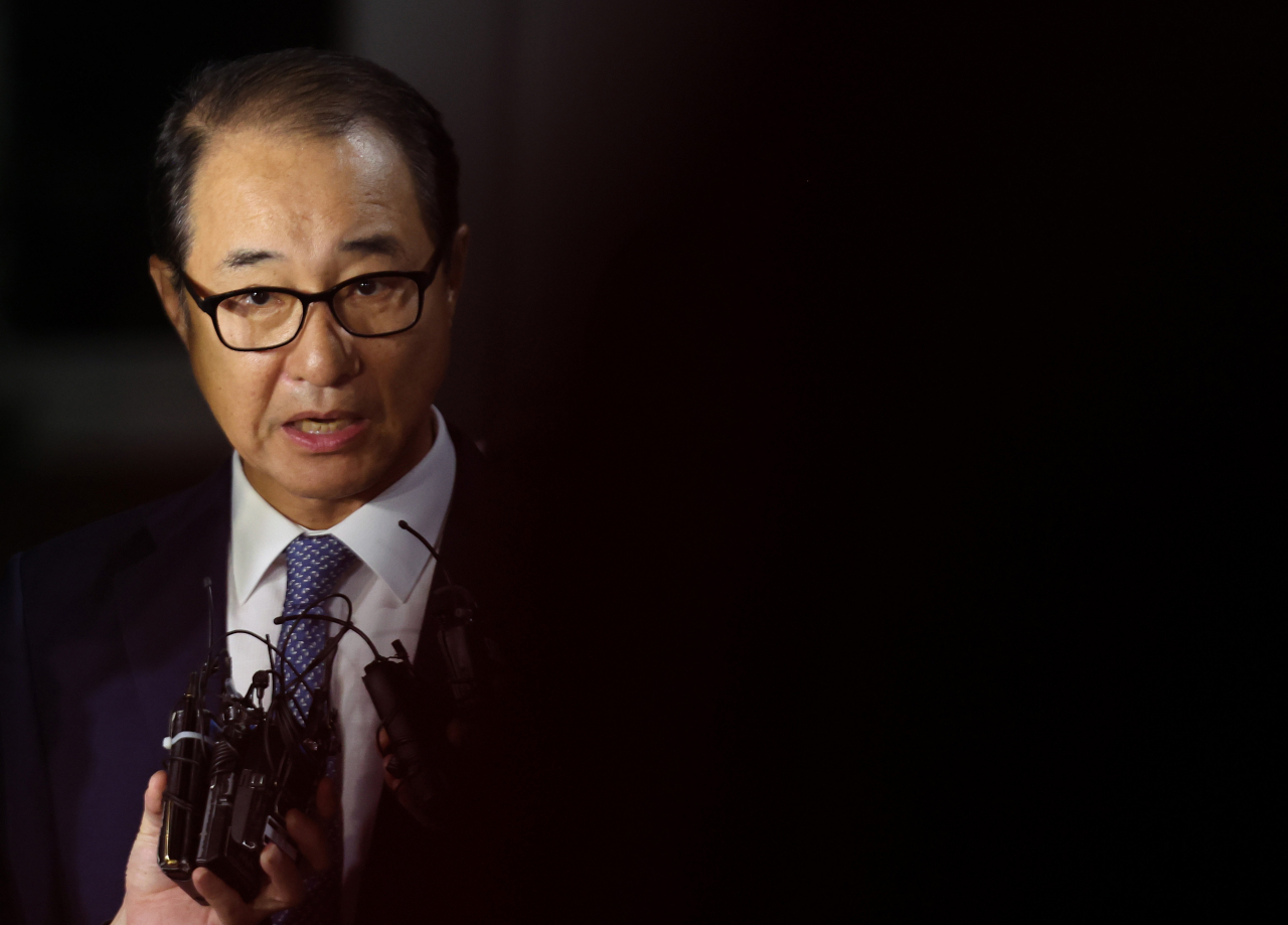 2021년 더불어민주당 전당대회 돈봉투 의혹 사건의 핵심 피의자로 지목된 이성만 무소속 의원이 4일 구속영장 청구가 기각된 후 경기도 의왕 서울구치소에서 나와 취재진 질문에 답하고 있다. [연합]