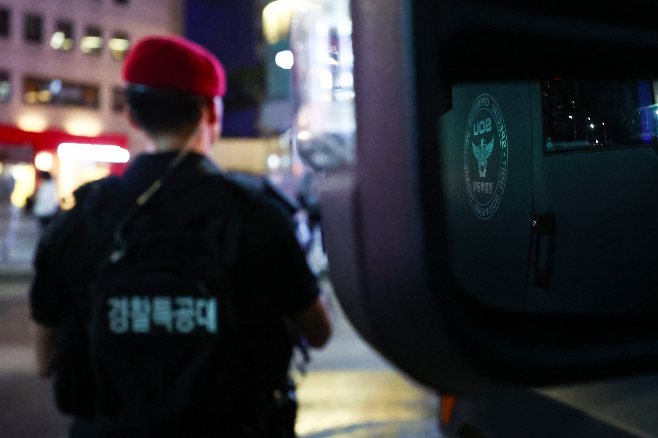 지난 4일 서울 강남역 인근에 소총, 권총 등으로 이중무장한 경찰특공대원들과 전술 장갑차가 배치돼 있다. [연합]
