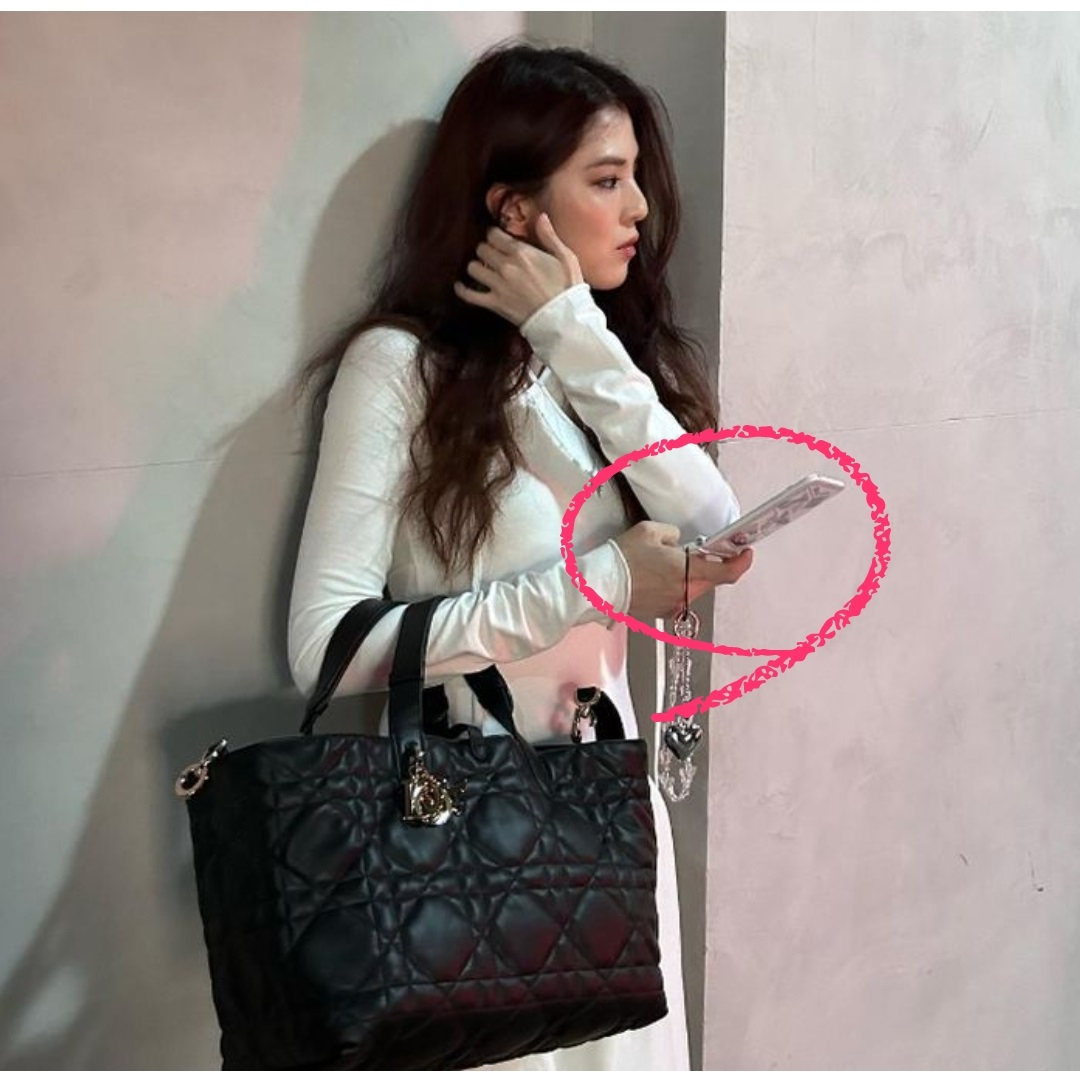 한소희가 최근 구입한 폴더폰을 들고 있다.