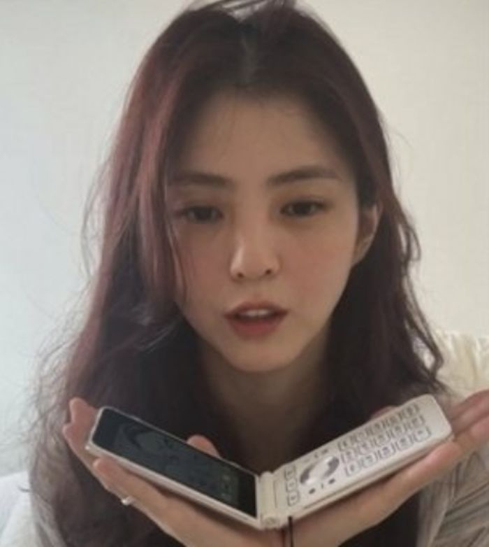 배우 한소희는 최근 폴더폰을 구입, 실제 이 제품을 쓰고 있다고 밝혔다.
