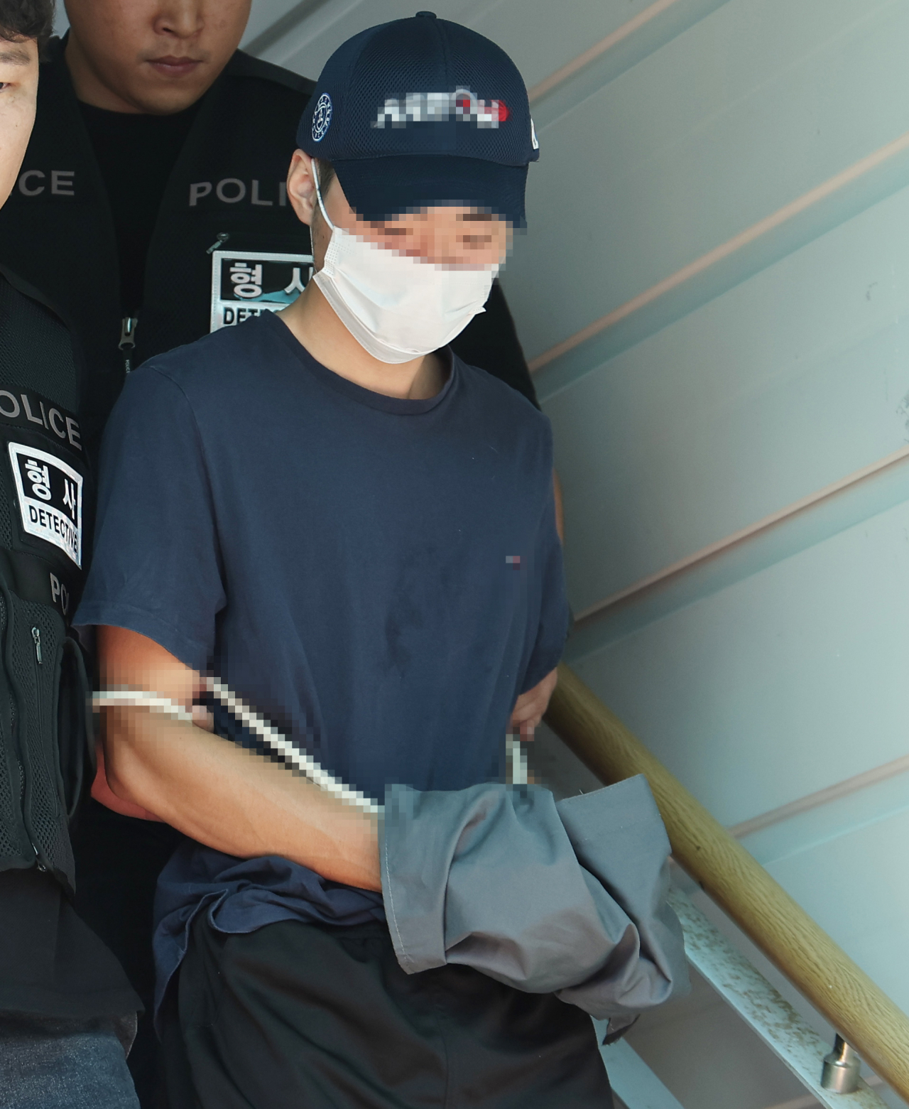 14명의 부상자가 발생한 '분당 흉기 난동' 사건 피의자 최모 씨가 5일 오후 경기도 성남시 수원지방법원 성남지원에서 구속 전 피의자 심문(영장실질심사)을 마치고 나오고 있다. [연합]