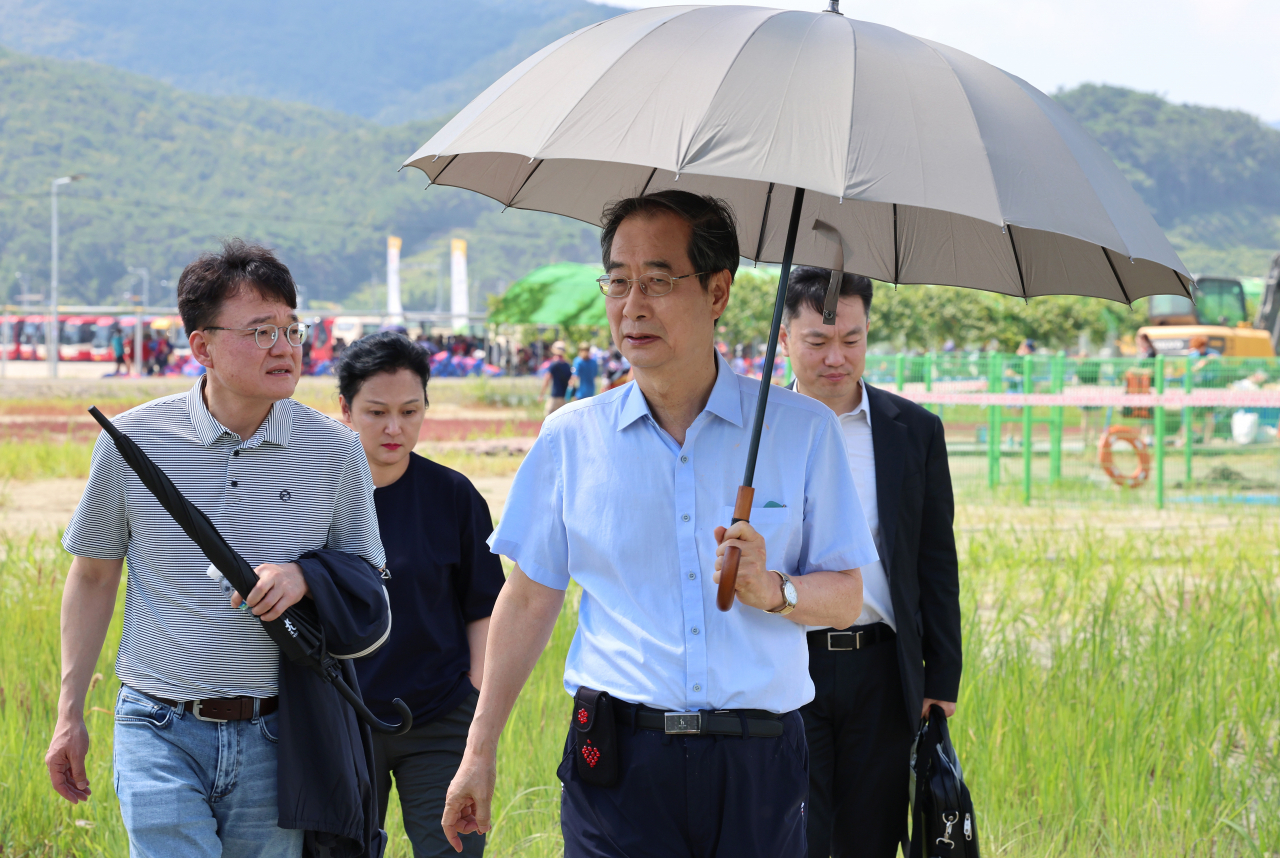 한덕수 국무총리가 5일 오전 전북 부안군에서 열리고 있는 2023 새만금 세계스카우트잼버리 대회장을 찾아 폭염 대응 상황 및 지원현황 등을 점검하고 있다. [연합]