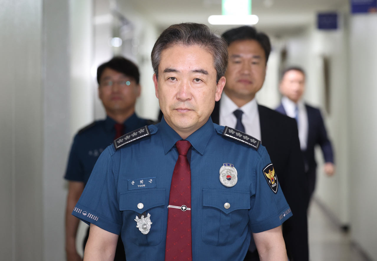 윤희근 경찰총장이 4일 서대문구 경찰청에서 흉기난동 관련 대국민 담화를 위해 입장하고 있다. [연합]