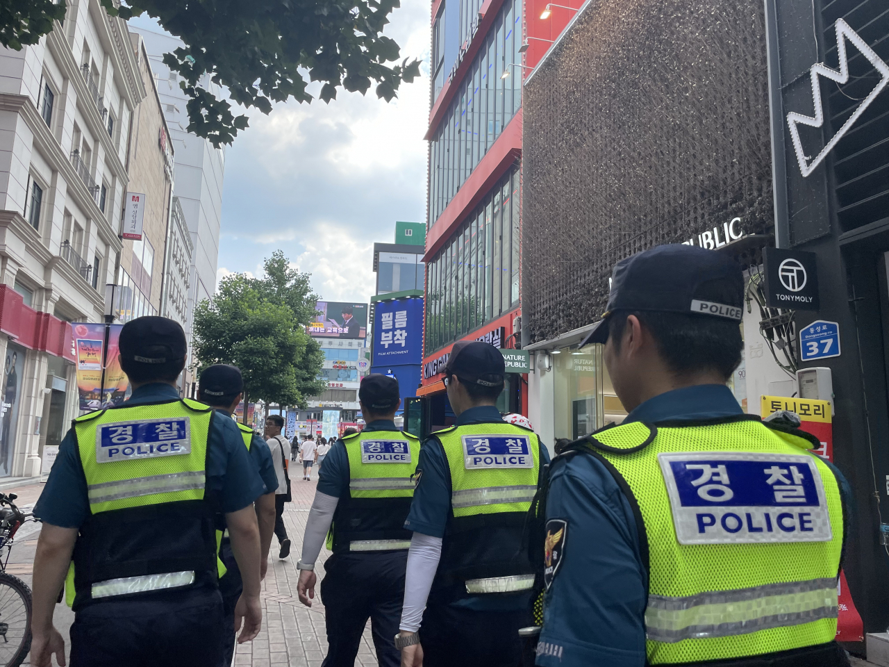 5일 대구 중구에서 경찰관들이 '흉기 난동' 범죄 우려에 따른 순찰을 하고 있다. [연합]
