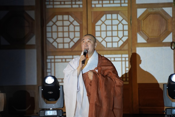 화엄사 주지 덕문스님이 모기장 음악회에 앞서 인사말을 하고 있다.