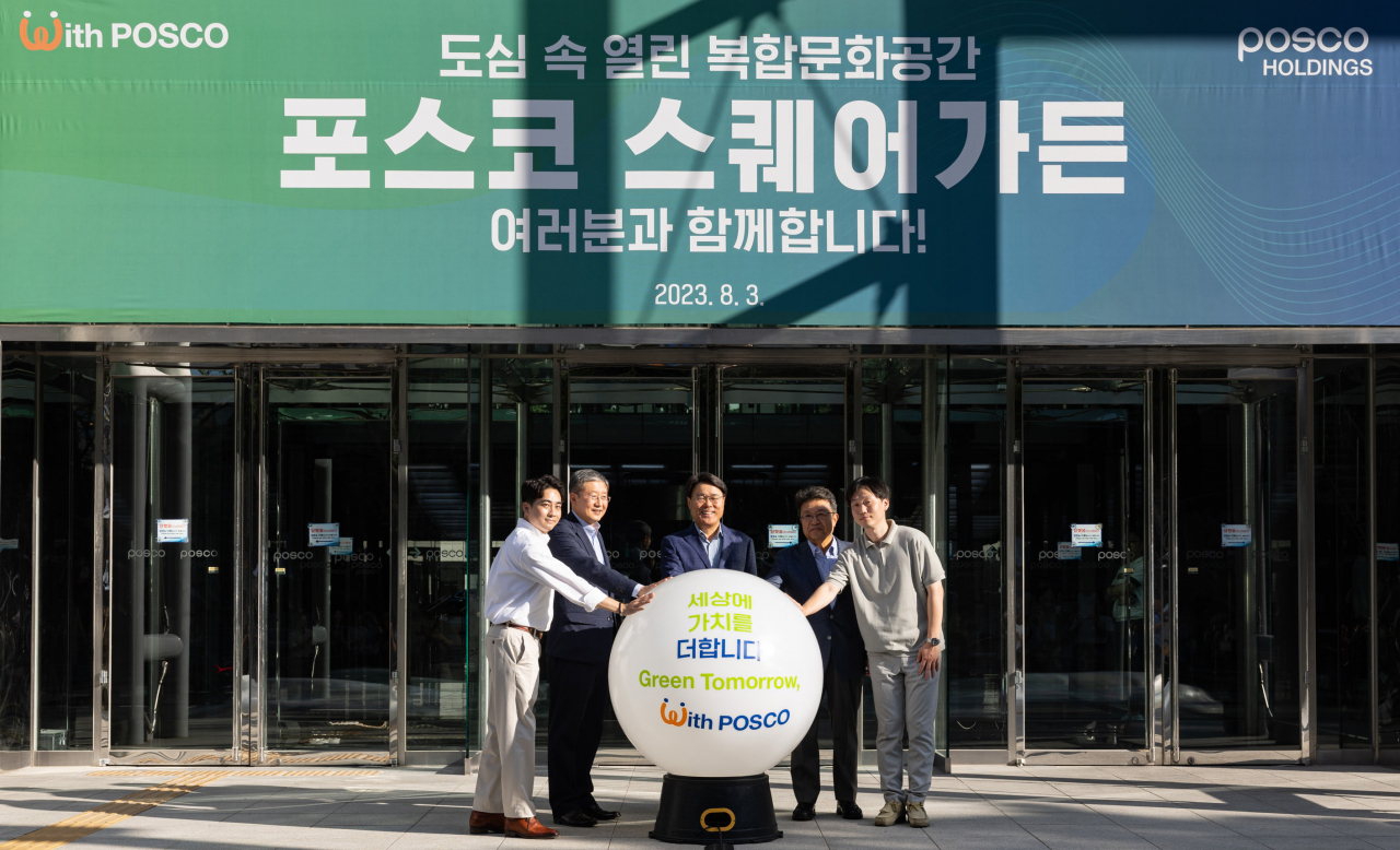 안기상(왼쪽부터)포스코홀딩스 노경협의회 근로자대표, 양원준 포스코홀딩스 커뮤니케이션팀 부사장, 최정우 포스코그룹 회장, 한성희 포스코이앤씨 사장, 포스코홀딩스 김찬욱 대리가 3일 열린 포스코 스퀘어가든 개소식에서 기념 촬영을 하는 모습. [포스코홀딩스 제공]