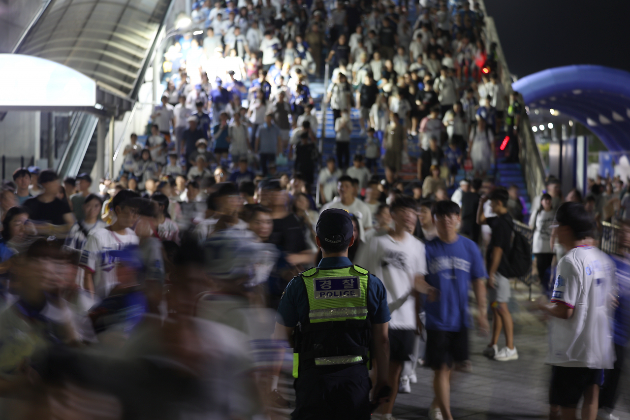 삼성과 LG의 프로야구 경기가 열리는 대구 야구장에서 '흉기 난동'을 부리겠다는 예고 글이 올라온 5일 오후 대구 삼성라이온즈파크에서 경찰이 만일의 상황에 대비하고 있다. [연합]