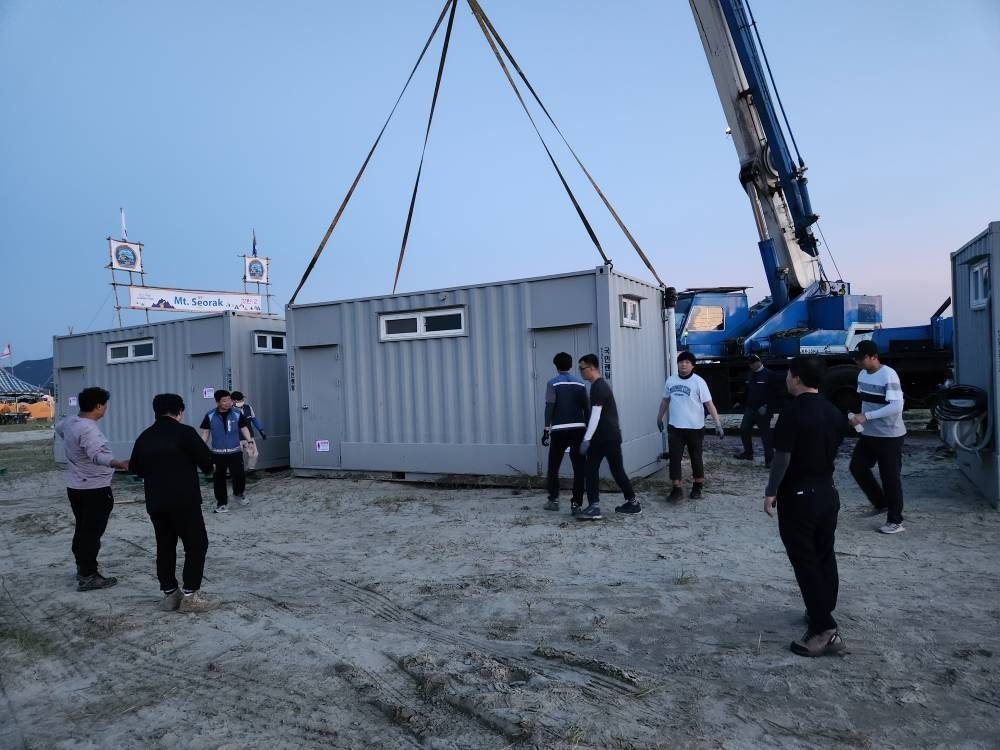 삼성이 지원한 에어컨 장착 간이 화장실이 제25회 세계스카우트잼버리 현장에 설치되고 있는 모습.[삼성전자 제공]