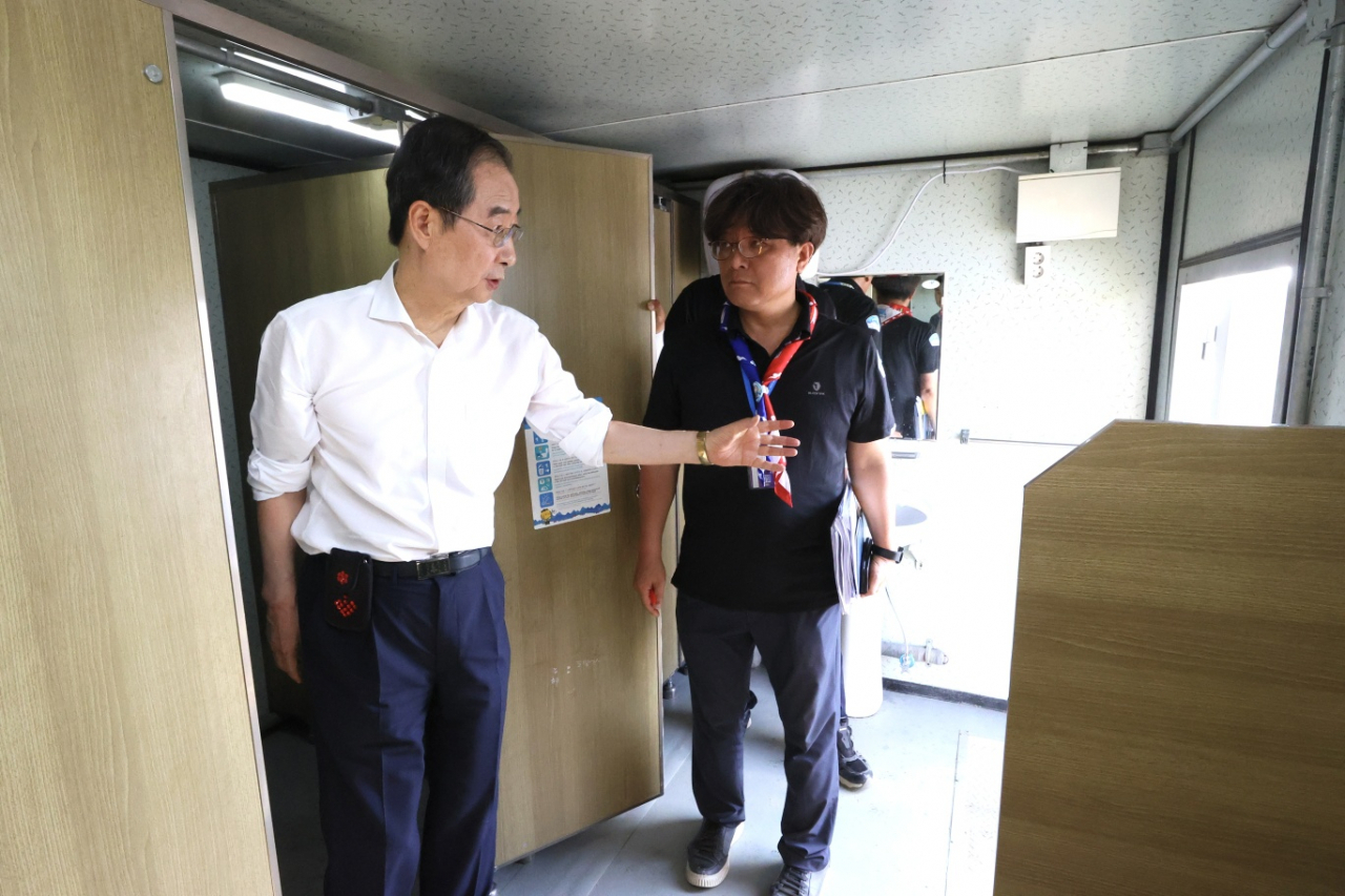 한덕수 국무총리가 6일 전북 부안 새만금 세계잼버리대회 현장에서 화장실을 점검하고 있다. [국무총리실 제공]