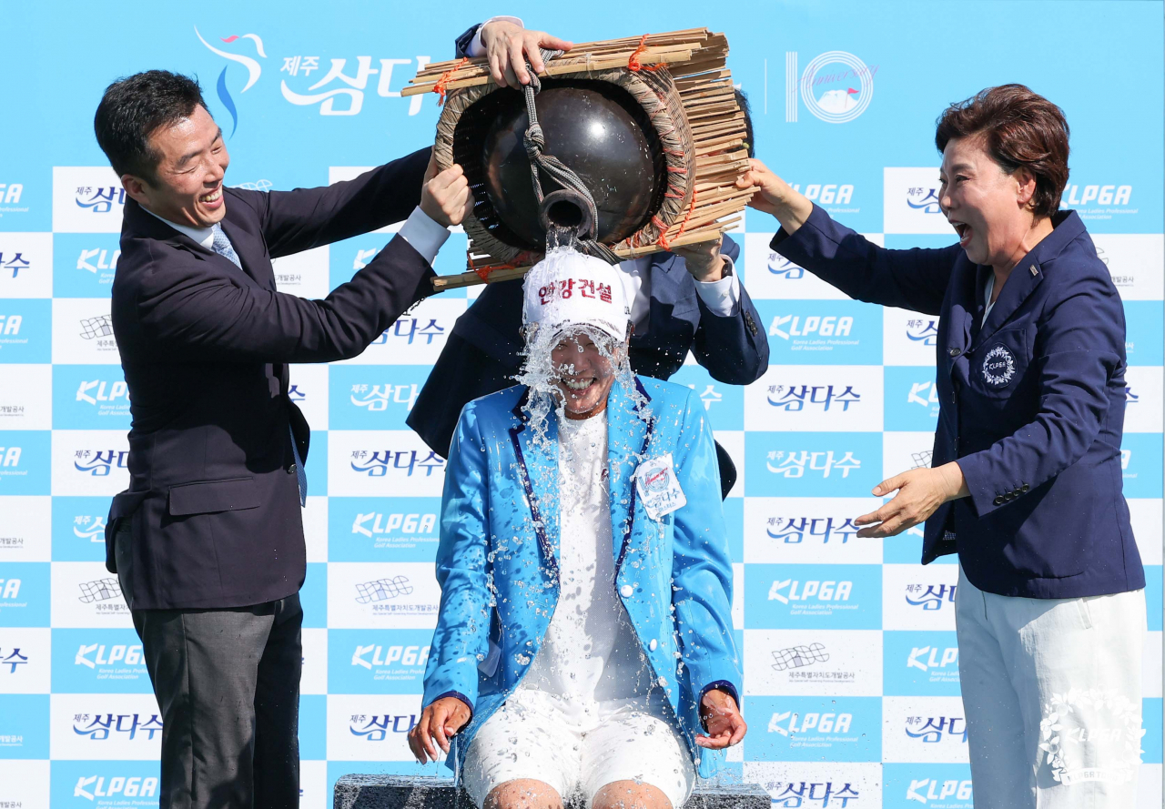 우승한 임진희가 우승축하 물허벅 세리머니를 받고 있다.[KLPGA 제공]