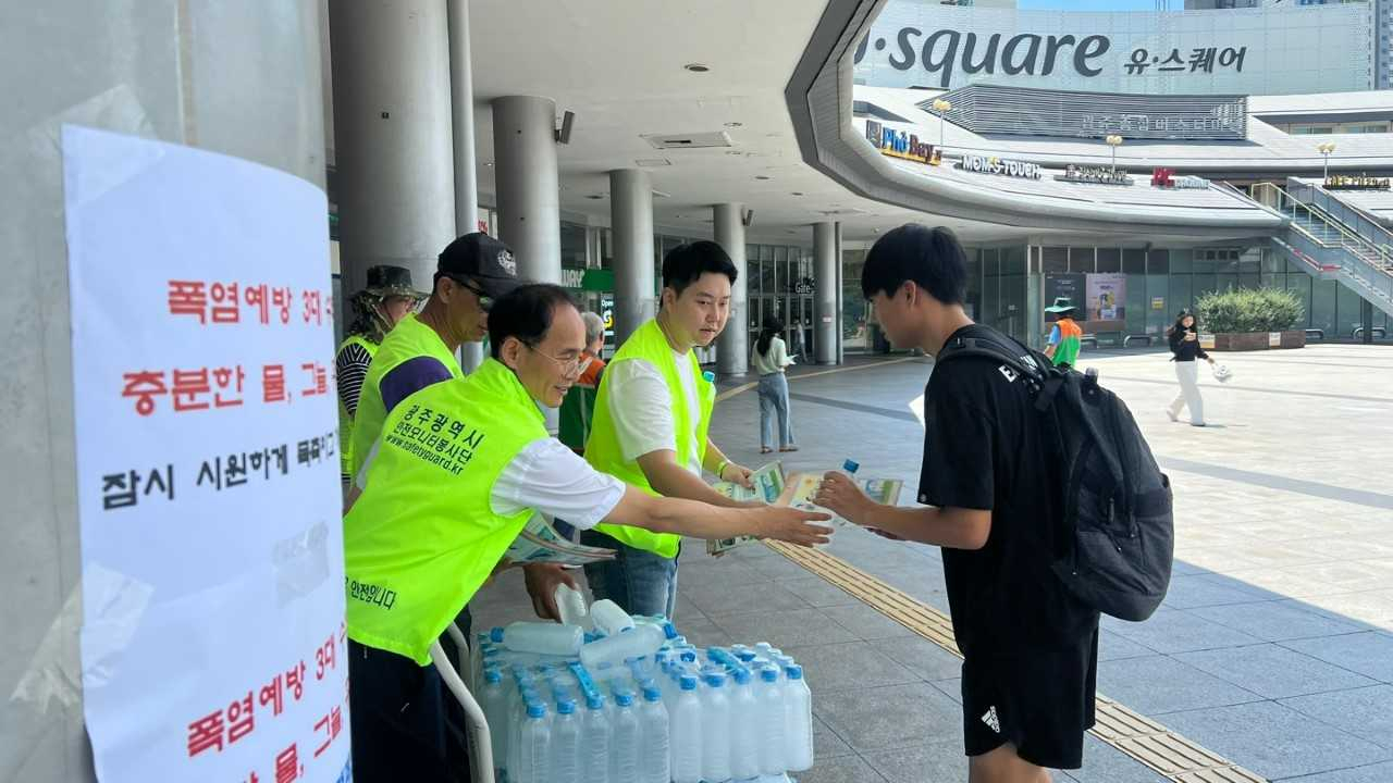광주광역시는 6일 유스퀘어에서 여름철 온열질환을 예방하기 위한 ‘여름나기 물나눔 캠페인’을 전개했다.
