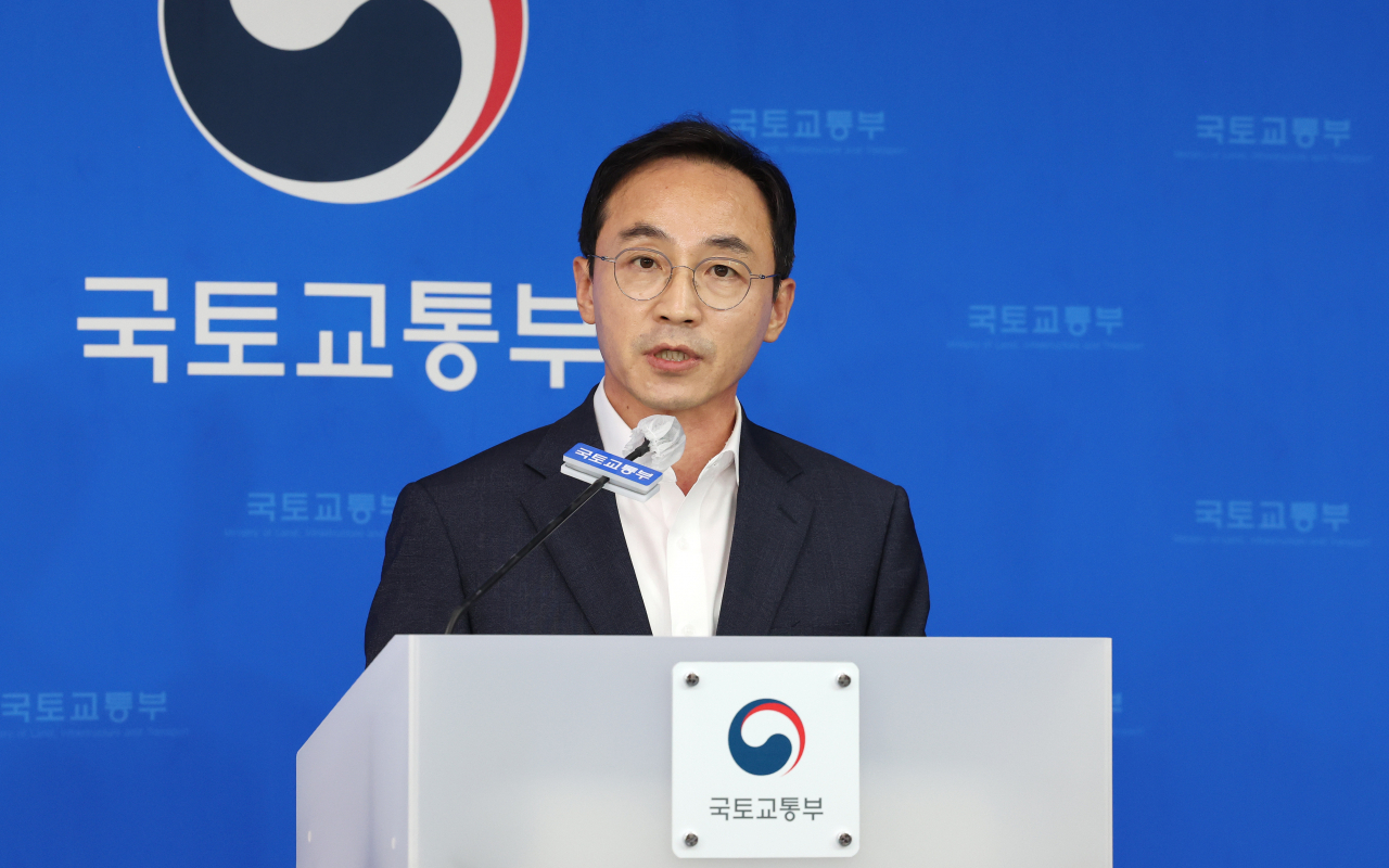 김오진 국토교통부 1차관이 3일 오후 세종시 정부세종청사에서 민간아파트 무량판 구조 조사계획과 관련해 브리핑하고 있다. [연합]
