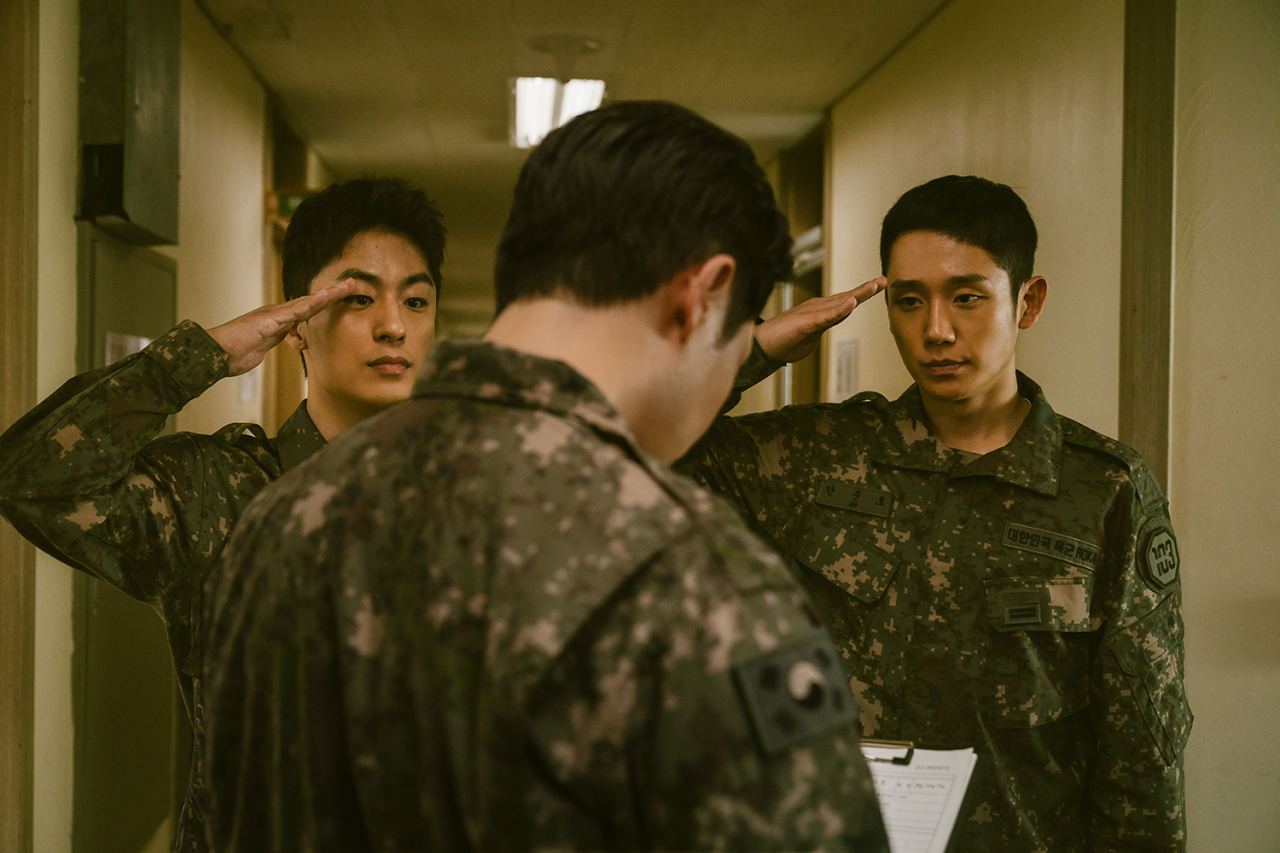 Koo Kyo-hwan (left) and Jung Hae-in (right) play Sgt. Han Ho-yeol and Pvt. An Jun-ho, respectively, in the second season of “D.P.” (Netflix)
