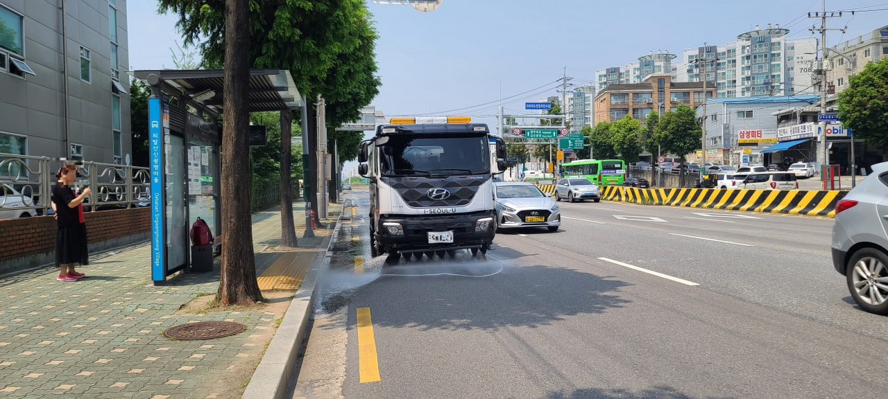 강서구에서 살수차가 도로 살수작업을 진행하고 있는 모습. [강서구 제공]