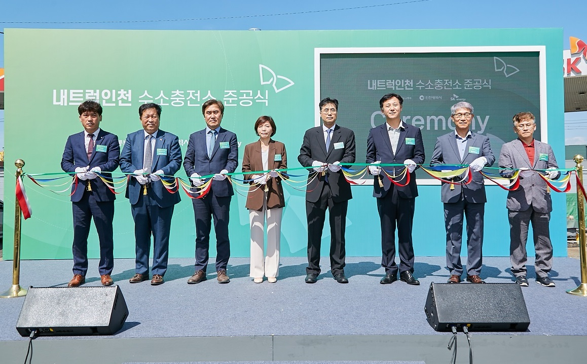 장호준(왼쪽 다섯번째) SK에너지 S&P(솔루션&플랫폼)추진단장과 한상미(왼쪽 네번째) 수소융합얼라이언스 단장, 김기철(왼쪽 여섯번째) 내트럭 대표가 지난 4일 열린 ‘내트럭인천 수소충전소’ 준공식에서 테이프를 자르고 있다. [SK이노베이션 제공]