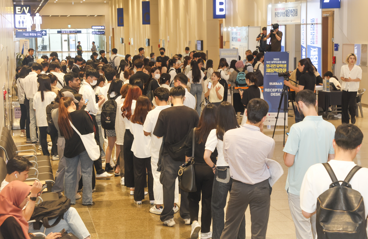 서울시는 ‘서울런 4050 직업교육경비 지원사업’을 통해 저소득층 중장년 500명에게 직업교육경비 60만원을 지원한다고 7일 밝혔다. 사진은 취업박람회 장면으로 기사와 무관. [연합]